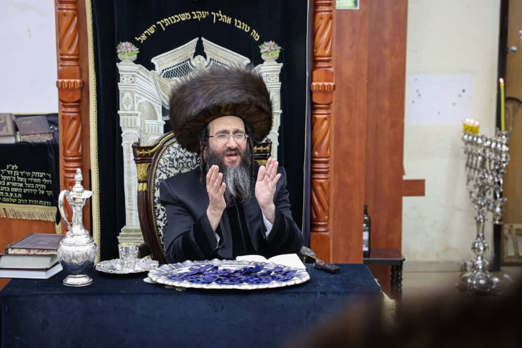 מעמד הדלקת נר חנוכה ושולה"ט בחצר הקודש ספינקא