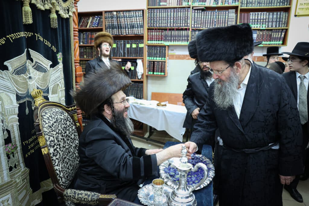 מעמד הדלקת נר חנוכה ושולה"ט בחצר הקודש ספינקא