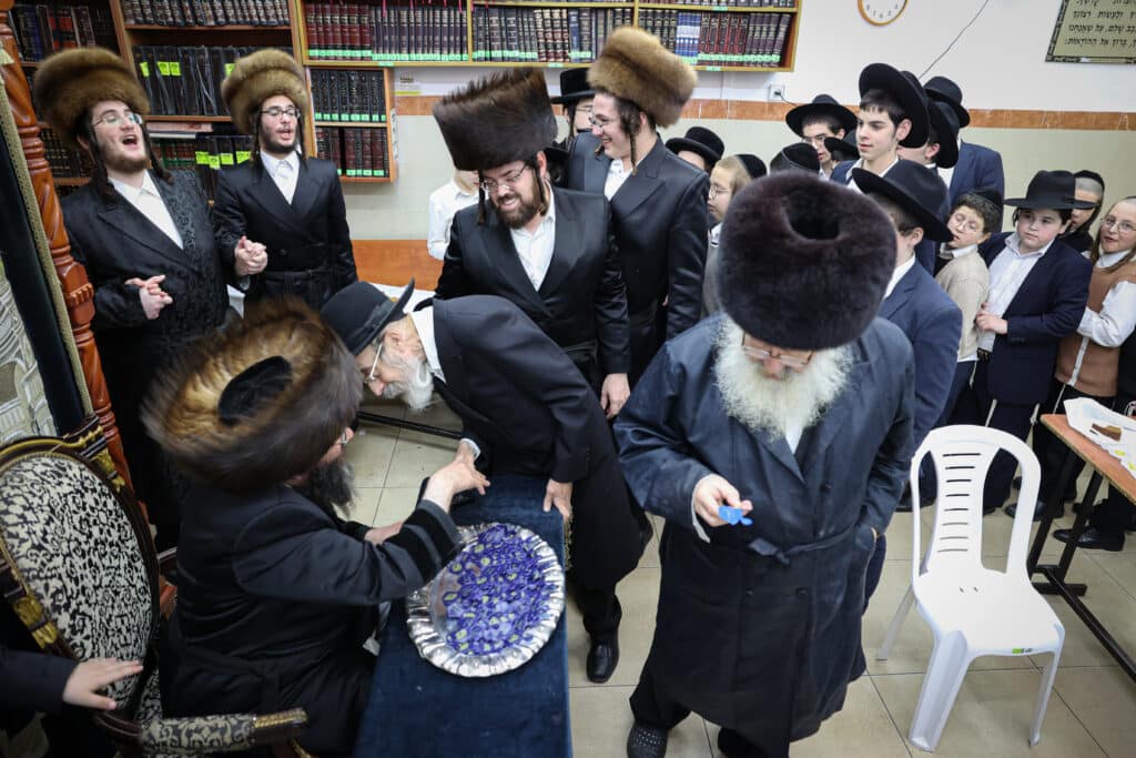 מעמד הדלקת נר חנוכה ושולה"ט בחצר הקודש ספינקא