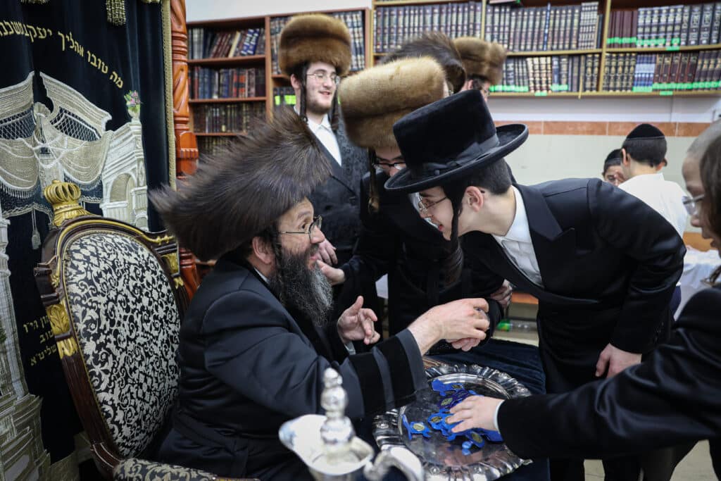 מעמד הדלקת נר חנוכה ושולה"ט בחצר הקודש ספינקא