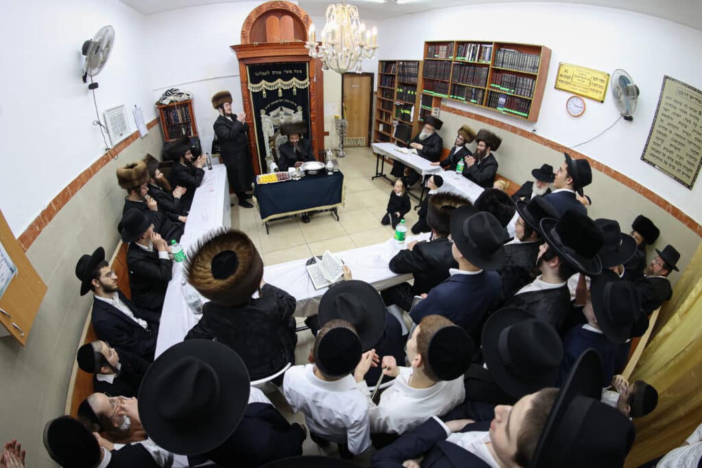 מעמד הדלקת נר חנוכה ושולה"ט בחצר הקודש ספינקא