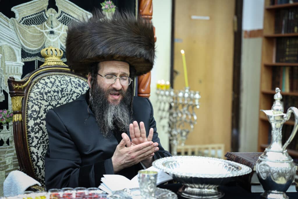 מעמד הדלקת נר חנוכה ושולה"ט בחצר הקודש ספינקא