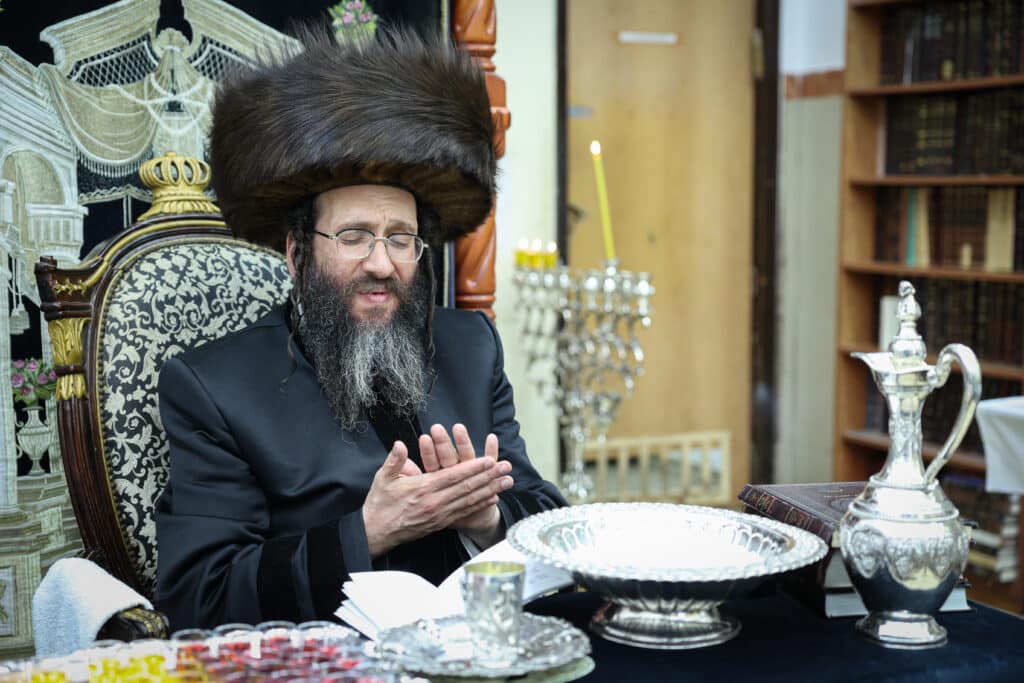 מעמד הדלקת נר חנוכה ושולה"ט בחצר הקודש ספינקא