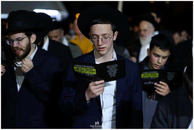 תושבי בני ברק ומשפחות החטופים התפללו על ציון החזון איש