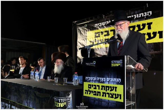 תושבי בני ברק ומשפחות החטופים התפללו על ציון החזון איש