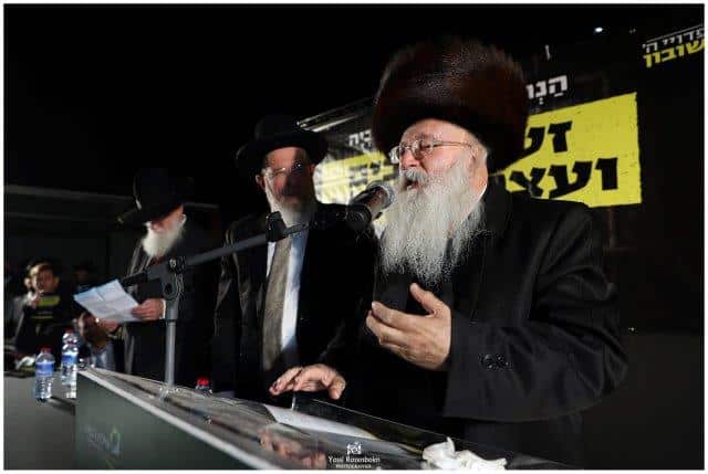 תושבי בני ברק ומשפחות החטופים התפללו על ציון החזון איש