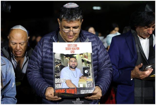 תושבי בני ברק ומשפחות החטופים התפללו על ציון החזון איש