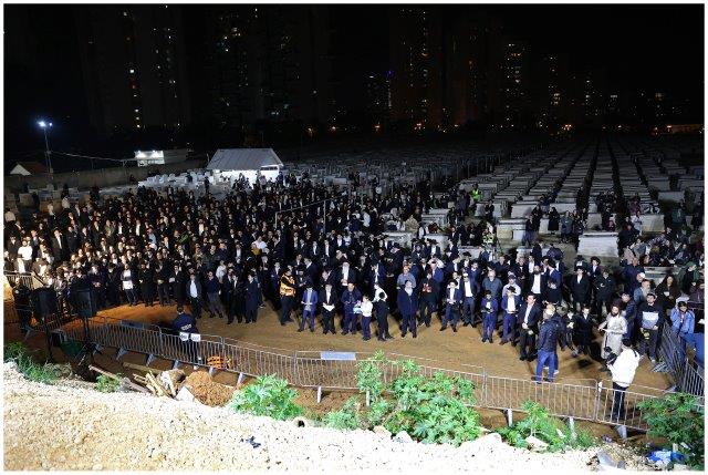 תושבי בני ברק ומשפחות החטופים התפללו על ציון החזון איש