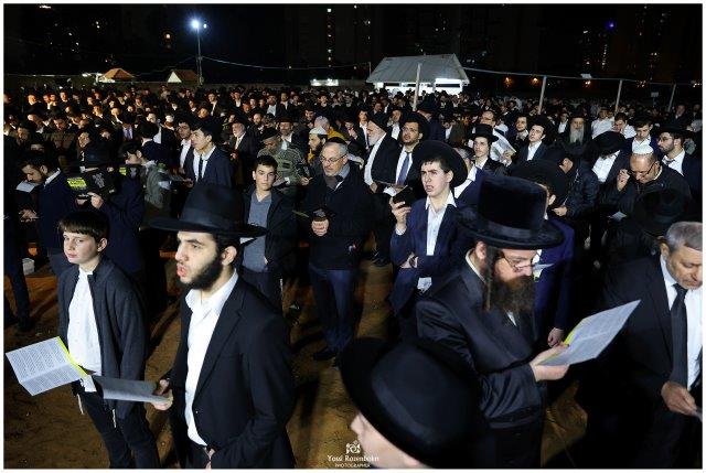 תושבי בני ברק ומשפחות החטופים התפללו על ציון החזון איש