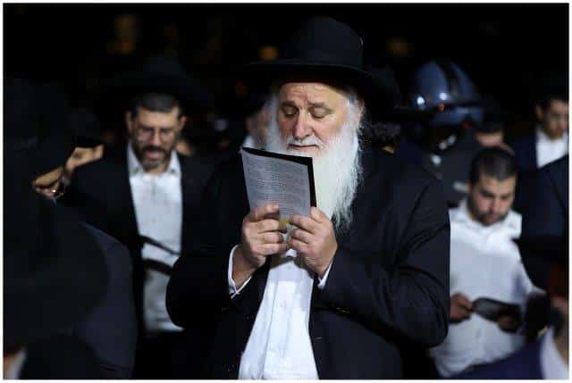 תושבי בני ברק ומשפחות החטופים התפללו על ציון החזון איש