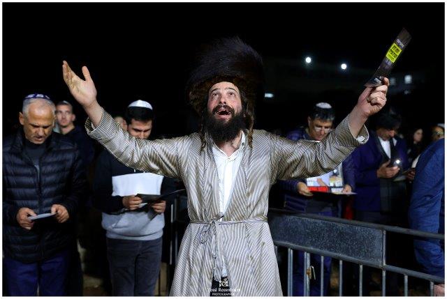 תושבי בני ברק ומשפחות החטופים התפללו על ציון החזון איש