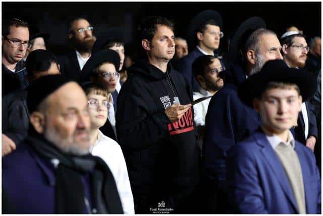 תושבי בני ברק ומשפחות החטופים התפללו על ציון החזון איש