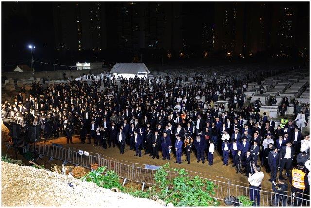 תושבי בני ברק ומשפחות החטופים התפללו על ציון החזון איש