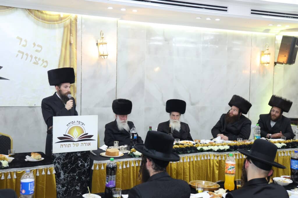 גלריה: מעמד קביעת מזוזות לישיבת 'אורה של תורה'