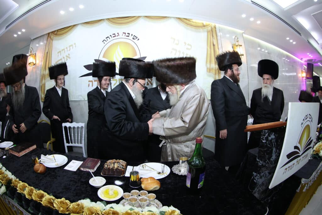 גלריה: מעמד קביעת מזוזות לישיבת 'אורה של תורה'