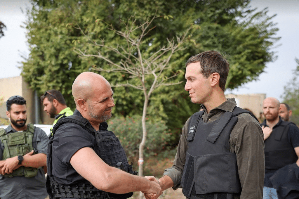 החתן היהודי של דונלד טראמפ סייר בכפר עזה