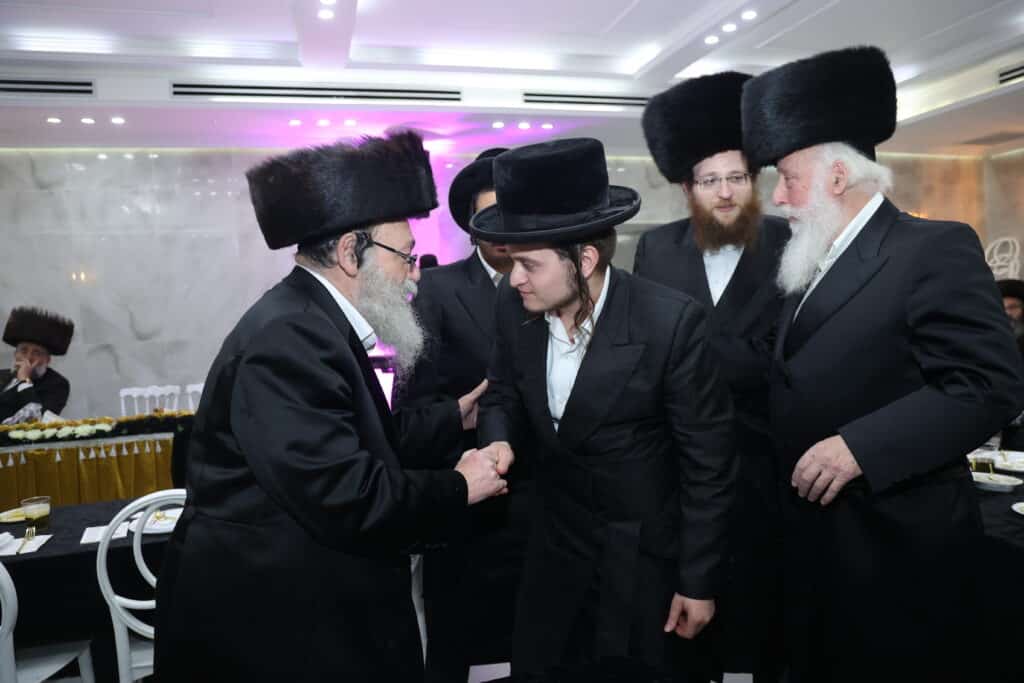 גלריה: מעמד קביעת מזוזות לישיבת 'אורה של תורה'