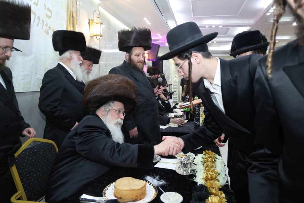 גלריה: מעמד קביעת מזוזות לישיבת 'אורה של תורה'