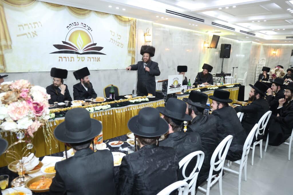 גלריה: מעמד קביעת מזוזות לישיבת 'אורה של תורה'