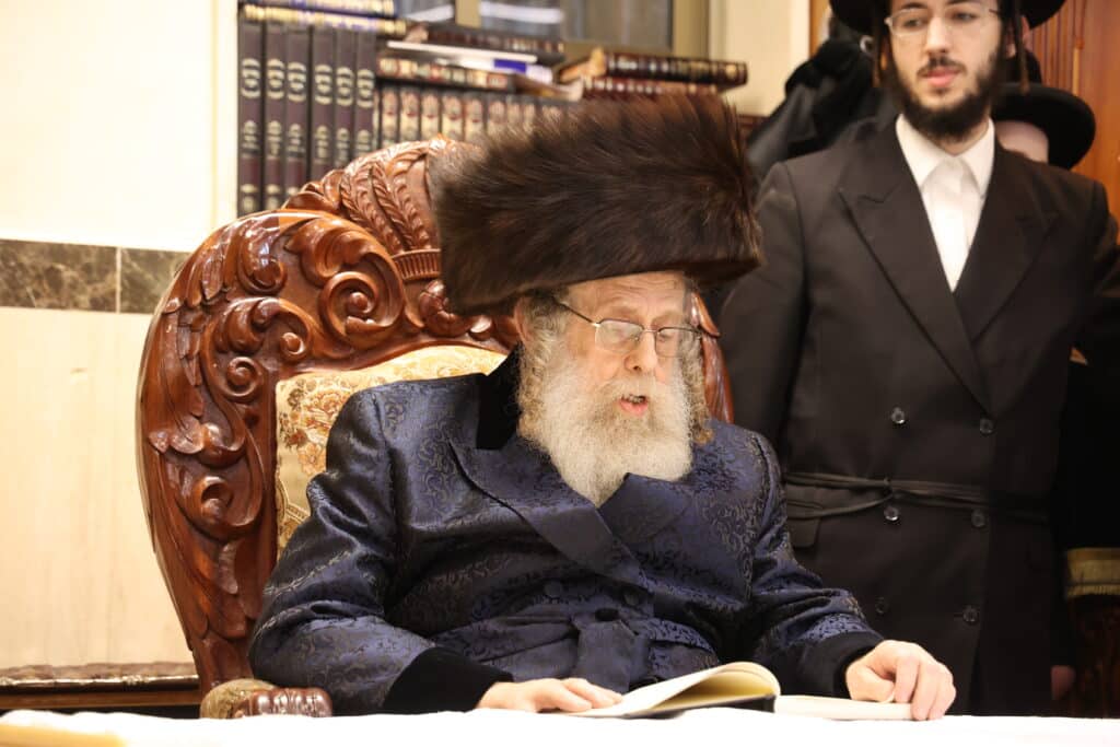 גלריה: כ"ק מרן האדמו"ר מקאמרנא בהדלקת נר חנוכה