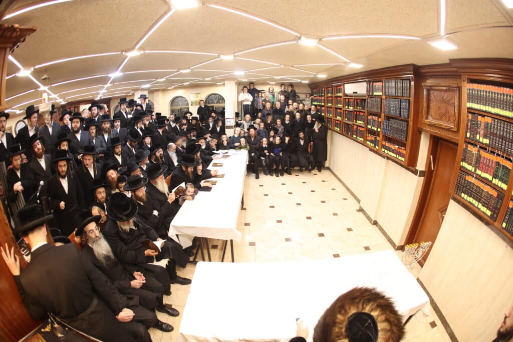 גלריה: כ"ק מרן האדמו"ר מקאמרנא בהדלקת נר חנוכה