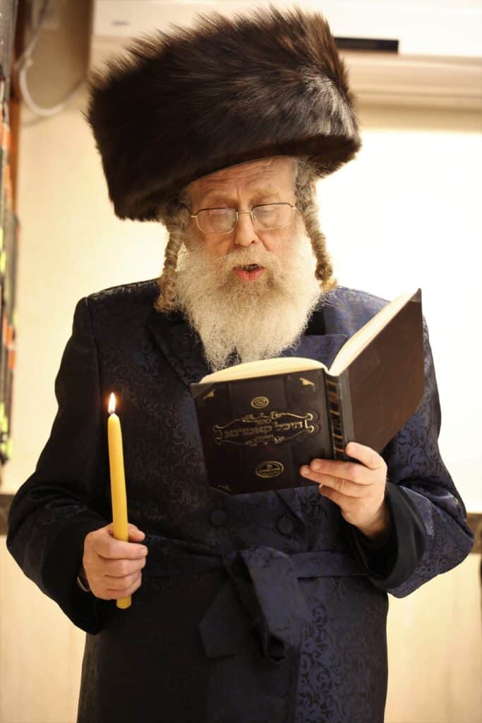 גלריה: כ"ק מרן האדמו"ר מקאמרנא בהדלקת נר חנוכה