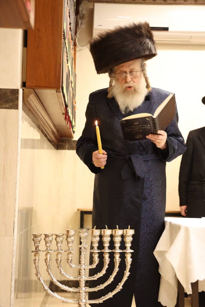 גלריה: כ"ק מרן האדמו"ר מקאמרנא בהדלקת נר חנוכה
