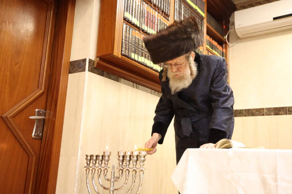 גלריה: כ"ק מרן האדמו"ר מקאמרנא בהדלקת נר חנוכה