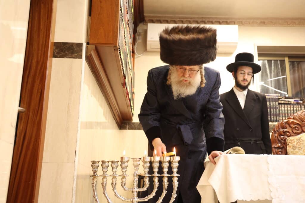 גלריה: כ"ק מרן האדמו"ר מקאמרנא בהדלקת נר חנוכה