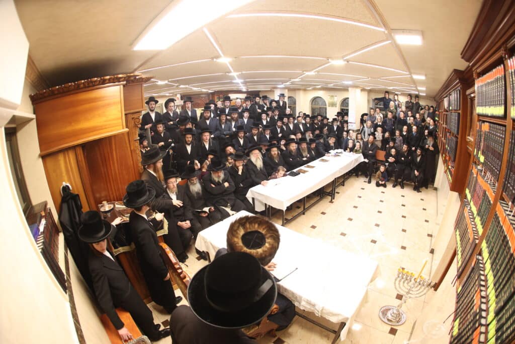 גלריה: כ"ק מרן האדמו"ר מקאמרנא בהדלקת נר חנוכה