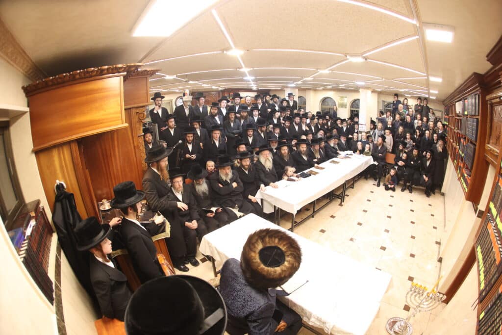 גלריה: כ"ק מרן האדמו"ר מקאמרנא בהדלקת נר חנוכה