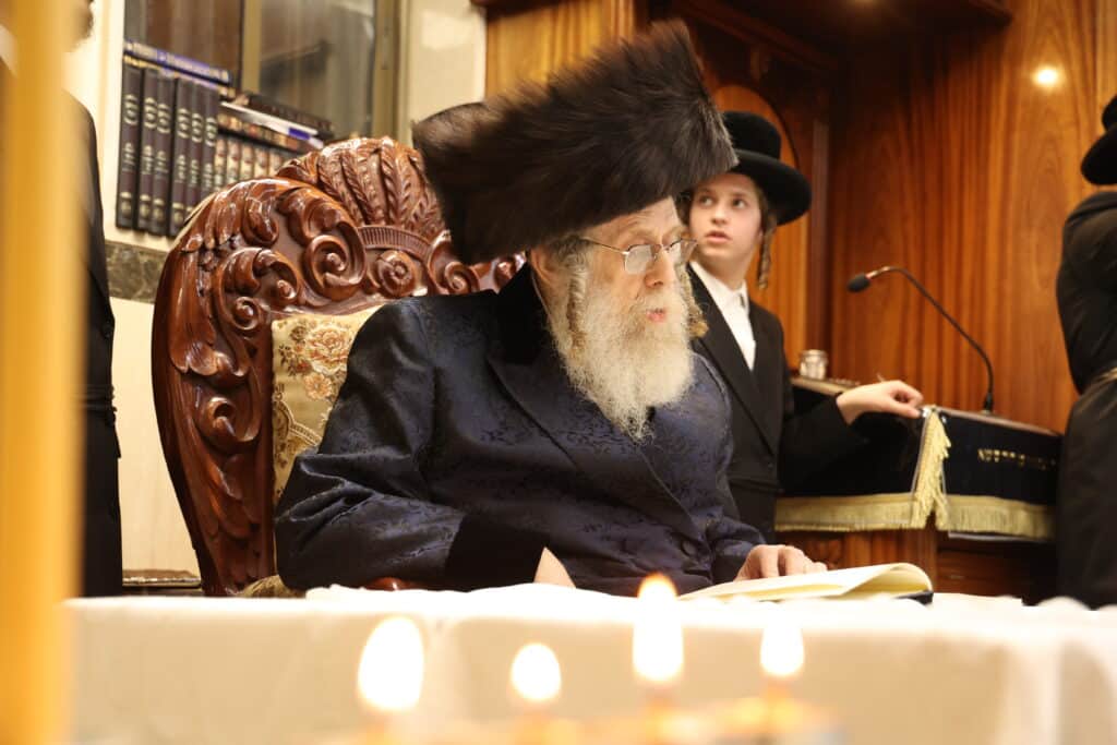 גלריה: כ"ק מרן האדמו"ר מקאמרנא בהדלקת נר חנוכה