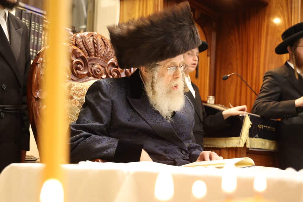 גלריה: כ"ק מרן האדמו"ר מקאמרנא בהדלקת נר חנוכה