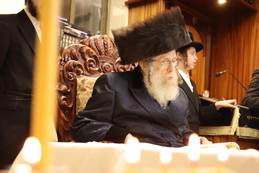 גלריה: כ"ק מרן האדמו"ר מקאמרנא בהדלקת נר חנוכה