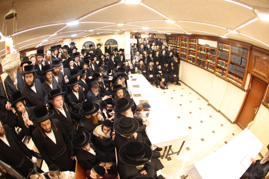 גלריה: כ"ק מרן האדמו"ר מקאמרנא בהדלקת נר חנוכה