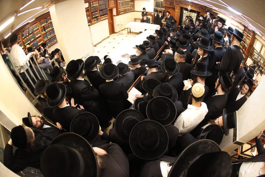 גלריה: כ"ק מרן האדמו"ר מקאמרנא בהדלקת נר חנוכה