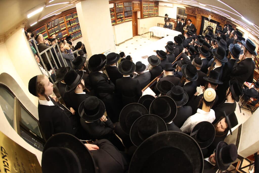 גלריה: כ"ק מרן האדמו"ר מקאמרנא בהדלקת נר חנוכה