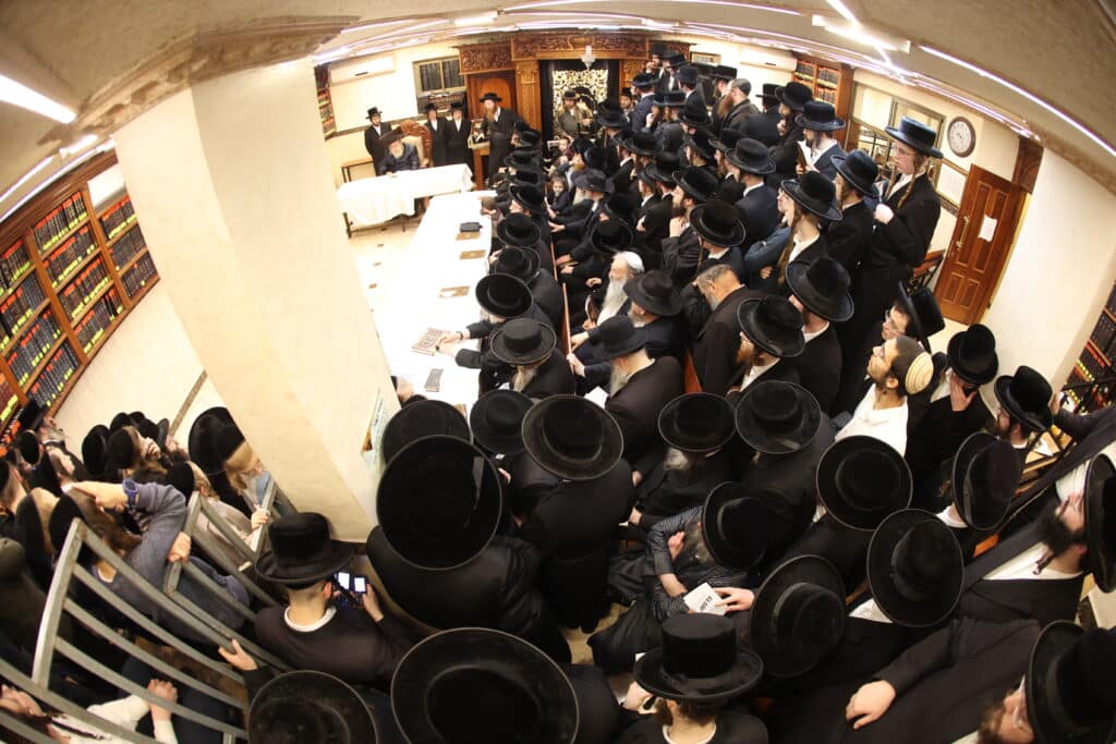 גלריה: כ"ק מרן האדמו"ר מקאמרנא בהדלקת נר חנוכה