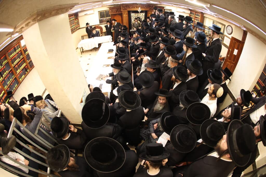 גלריה: כ"ק מרן האדמו"ר מקאמרנא בהדלקת נר חנוכה