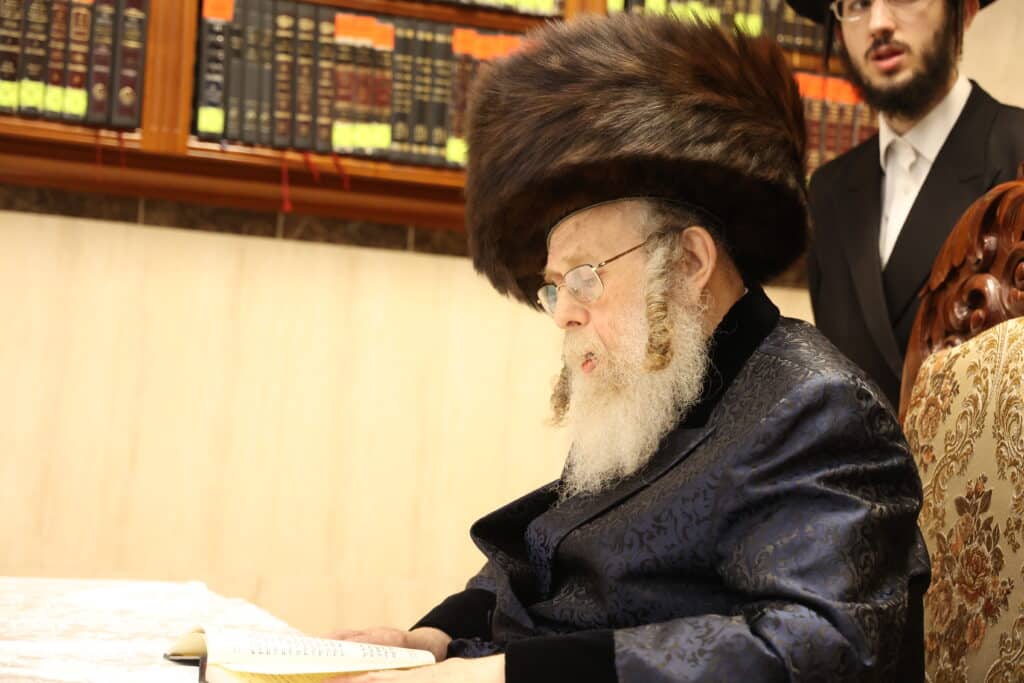 גלריה: כ"ק מרן האדמו"ר מקאמרנא בהדלקת נר חנוכה