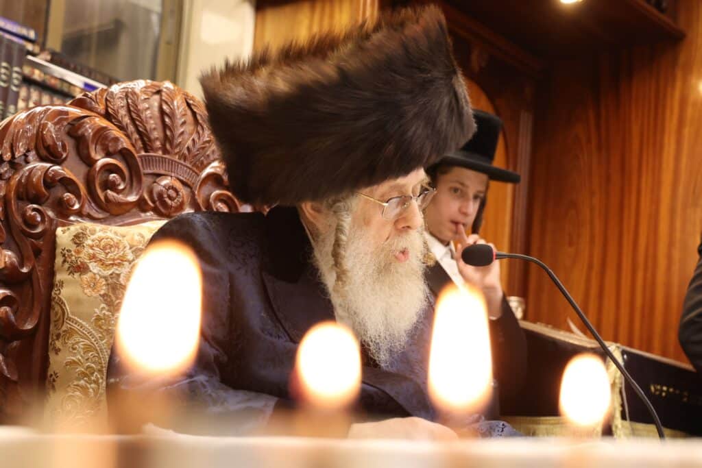 גלריה: כ"ק מרן האדמו"ר מקאמרנא בהדלקת נר חנוכה