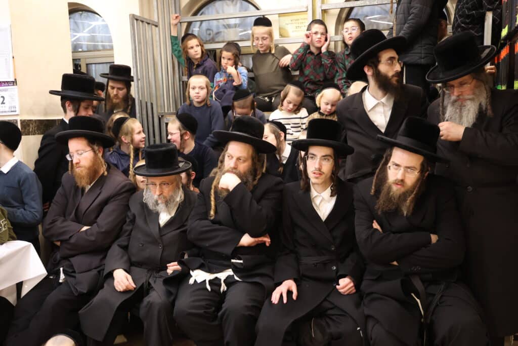 גלריה: כ"ק מרן האדמו"ר מקאמרנא בהדלקת נר חנוכה