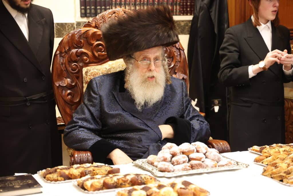 גלריה: כ"ק מרן האדמו"ר מקאמרנא בהדלקת נר חנוכה