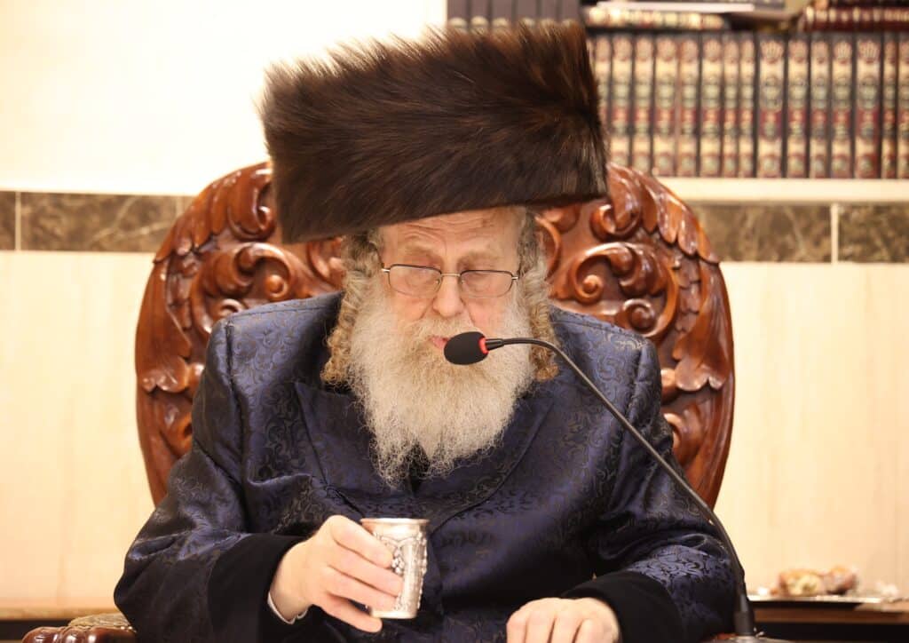 גלריה: כ"ק מרן האדמו"ר מקאמרנא בהדלקת נר חנוכה