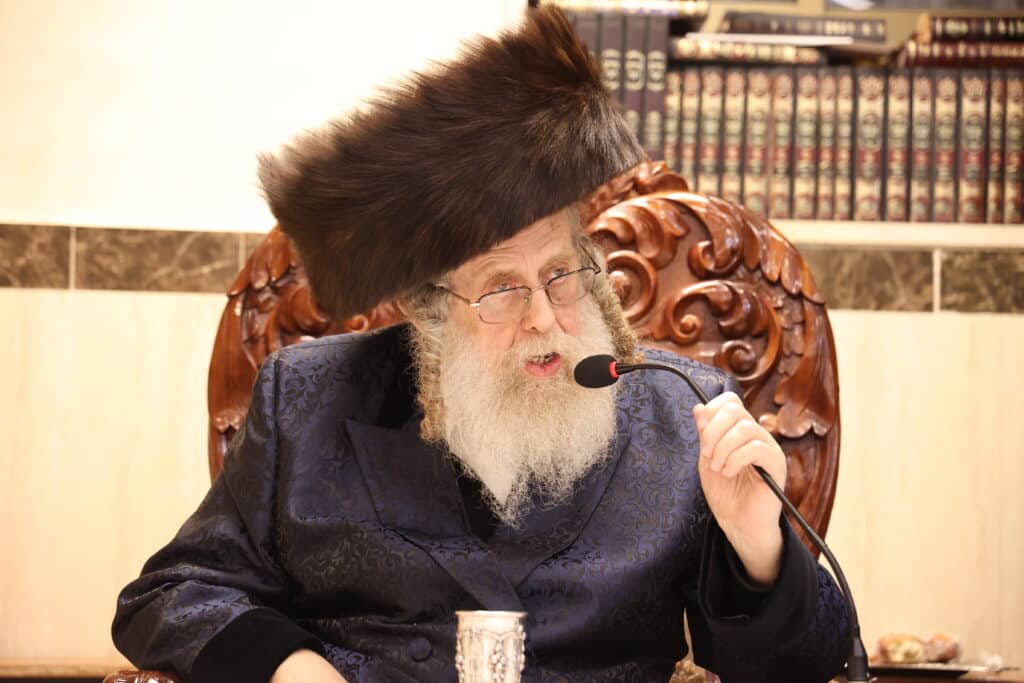 גלריה: כ"ק מרן האדמו"ר מקאמרנא בהדלקת נר חנוכה