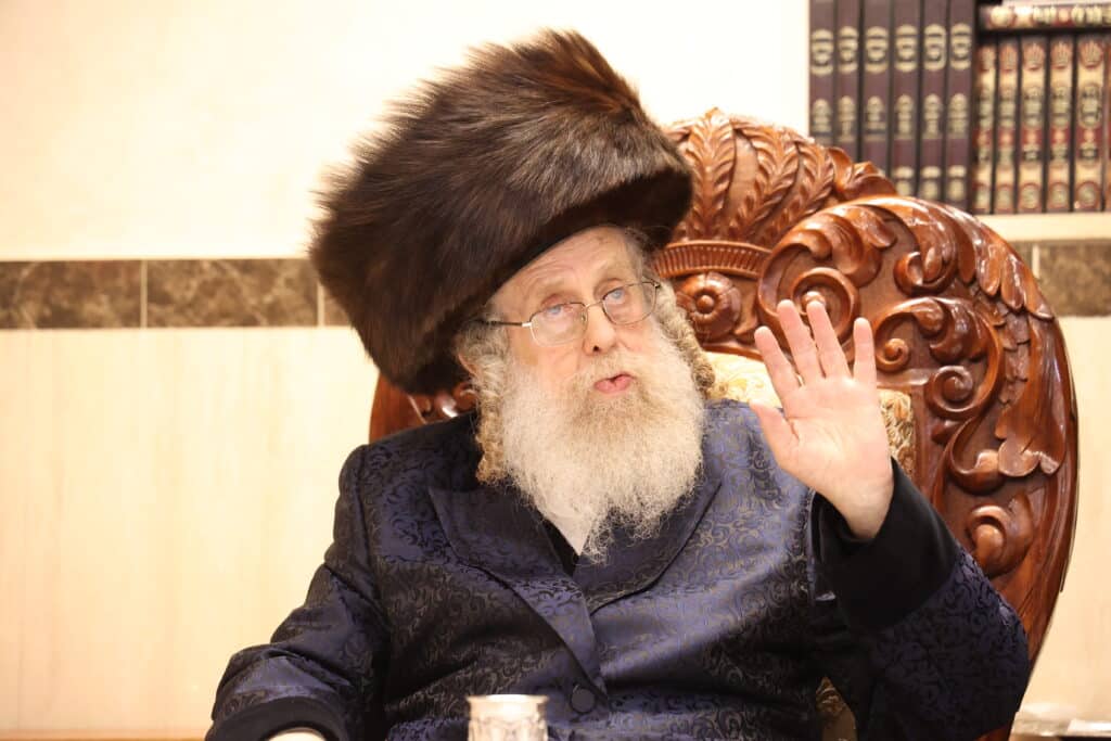 גלריה: כ"ק מרן האדמו"ר מקאמרנא בהדלקת נר חנוכה