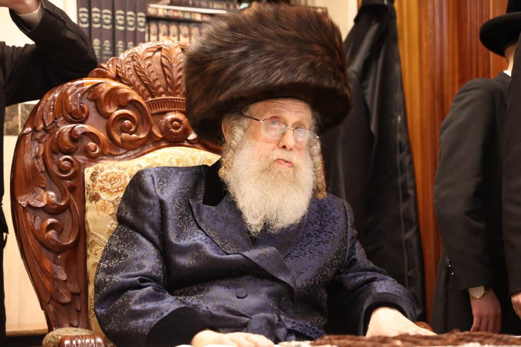 גלריה: כ"ק מרן האדמו"ר מקאמרנא בהדלקת נר חנוכה