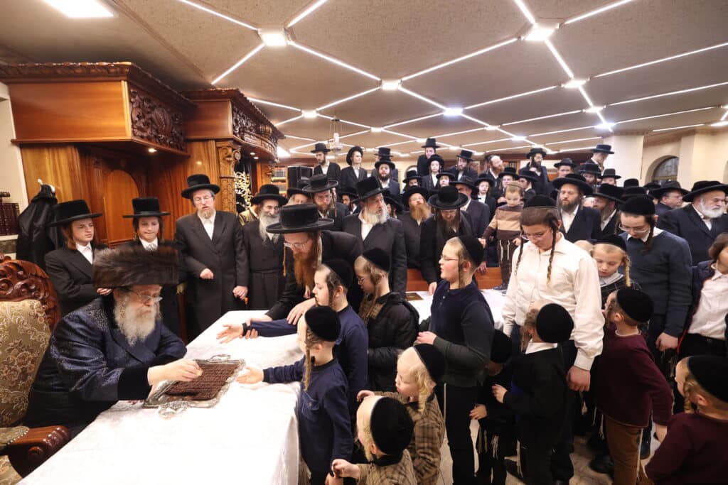 גלריה: כ"ק מרן האדמו"ר מקאמרנא בהדלקת נר חנוכה