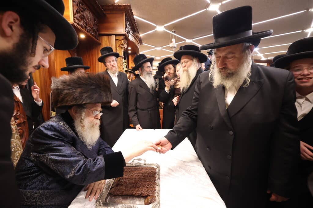 גלריה: כ"ק מרן האדמו"ר מקאמרנא בהדלקת נר חנוכה