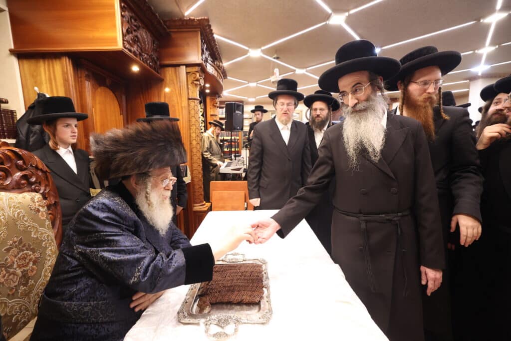 גלריה: כ"ק מרן האדמו"ר מקאמרנא בהדלקת נר חנוכה